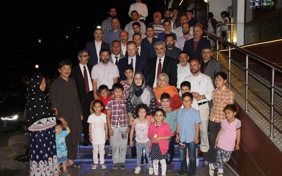 Trabzon İl Müftülüğü tarafından Trabzon’da yaşayan Afganistanlı ve Suriyeli sığınmacı vatandaşlara iftar yemeği verildi.