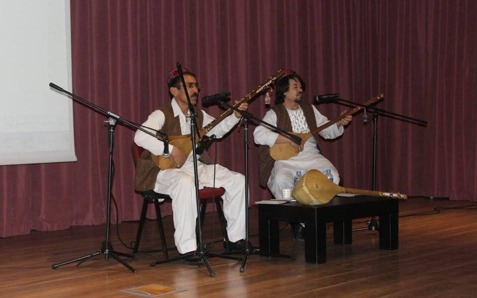محفل دمی با دمبوره توسط انجمن فرهنگی و همبستگی هزارههای افغانستان مقیم ترکیه به مناسبت افتتاح پروژه با نام” فراگیری حرفه و مسلک و اشتغال خانمها” که با حمایت وزارت داخله ترکیه توسط این انجمن برای مهاجرین افغانستانی مقیم شهر ترابزون ترکیه اجرا خواهد شد.